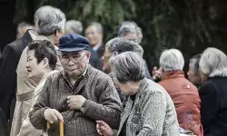 बूढ़ी होती आबादी, पेंशन से खाली होता खजाना! घटती जनसंख्या से परेशान चीन ने बढ़ाई रिटायरमेंट उम्र