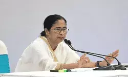 प्रदर्शकारी डॉक्टरों के बीच बड़ी बहन की तरह पहुंची ममता बनर्जी