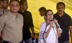 कम से कम चाय तो पी लीजिए, ममता बनर्जी की बेबसी या सियासी स्ट्रोक