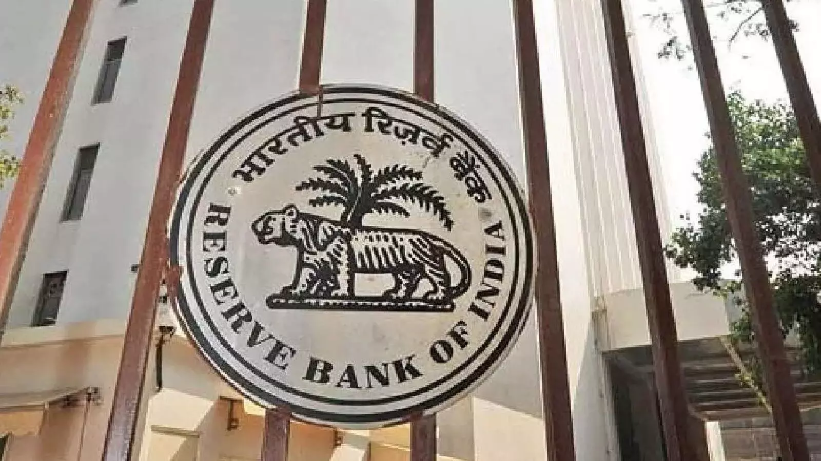 मिलेगा खुशखबरी? RBI ब्याज दरों में कर सकता है कटौती, जानें कब से होगा लागू