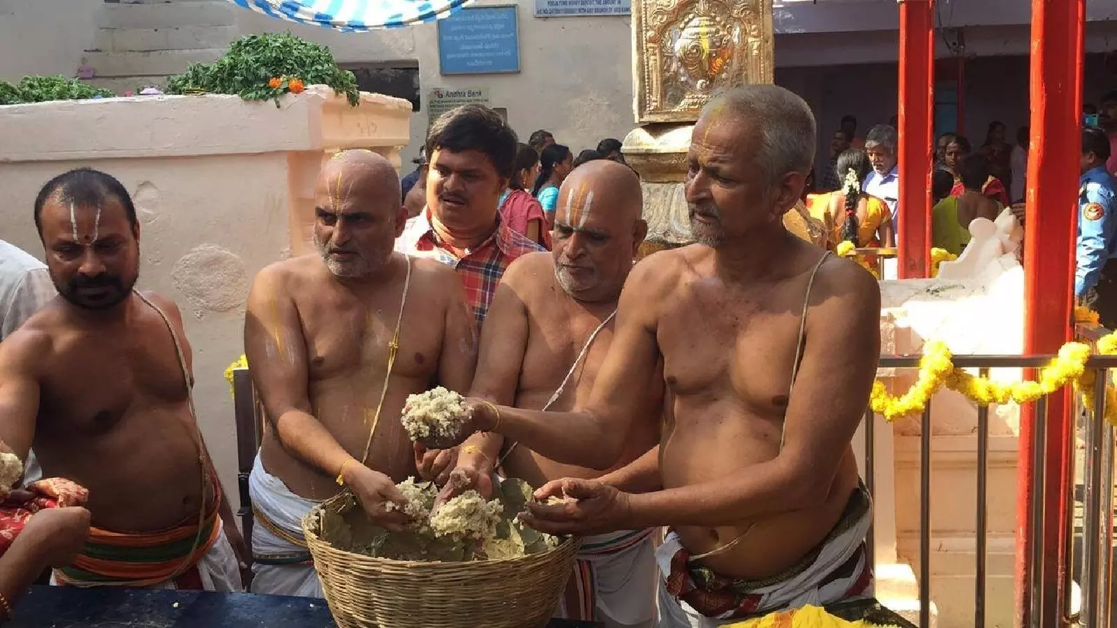 वृन्दावन के मंदिरों में मिठाई की जगह प्राचीन प्रसाद उपयोग करने का निर्णय