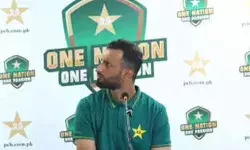 पाकिस्तान का कप्तान बैठा है कुछ तो लिहाज करो, आखिर क्या है मामला