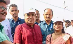 सड़क पर पान मसाला थूकने वालों के फोटो अख़बार में क्यों न छपवा दिए जाएँ : नितिन गडकरी