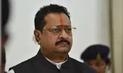 कर्नाटक: एक तरफ सिद्धारमैया से मांग रही इस्तीफा, दूसरी तरफ खुद बागियों से घिरी बीजेपी