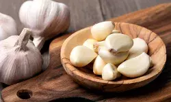 क्या रोजाना लहसुन खाने से पिंपल्स से मिलती है निजात? जानें क्या कहते हैं विशेषज्ञ