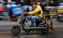 चीन के फूड डिलीवरी इंडस्ट्री पर मंदी का साया, घटी कर्मचारियों की आमदनी