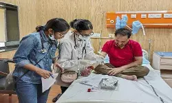 यमुना में डुबकी लगाने के बाद दिल्ली भाजपा अध्यक्ष अस्पताल में भर्ती, आप ने कहा नाटक