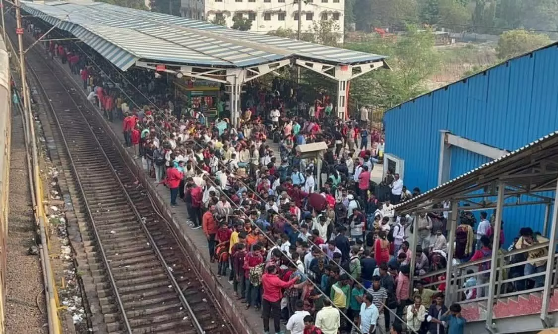 दिवाली-छठ पूजा से पहले रेलवे स्टेशनों पर उमड़ी भारी भीड़, स्पेशल ट्रेनें भी पड़ रहे हैं कम