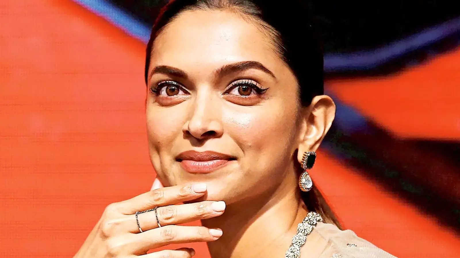 Deepika Padukone अपनी डेब्यू फिल्म में हो गई थी बहुत नर्वस, इस एक्टर ने की थी मदद