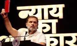 Maharashtra : संविधान की लाल किताब फिर बनी मुद्दा, फडणवीस की टिप्पणी पर कांग्रेस का निशाना