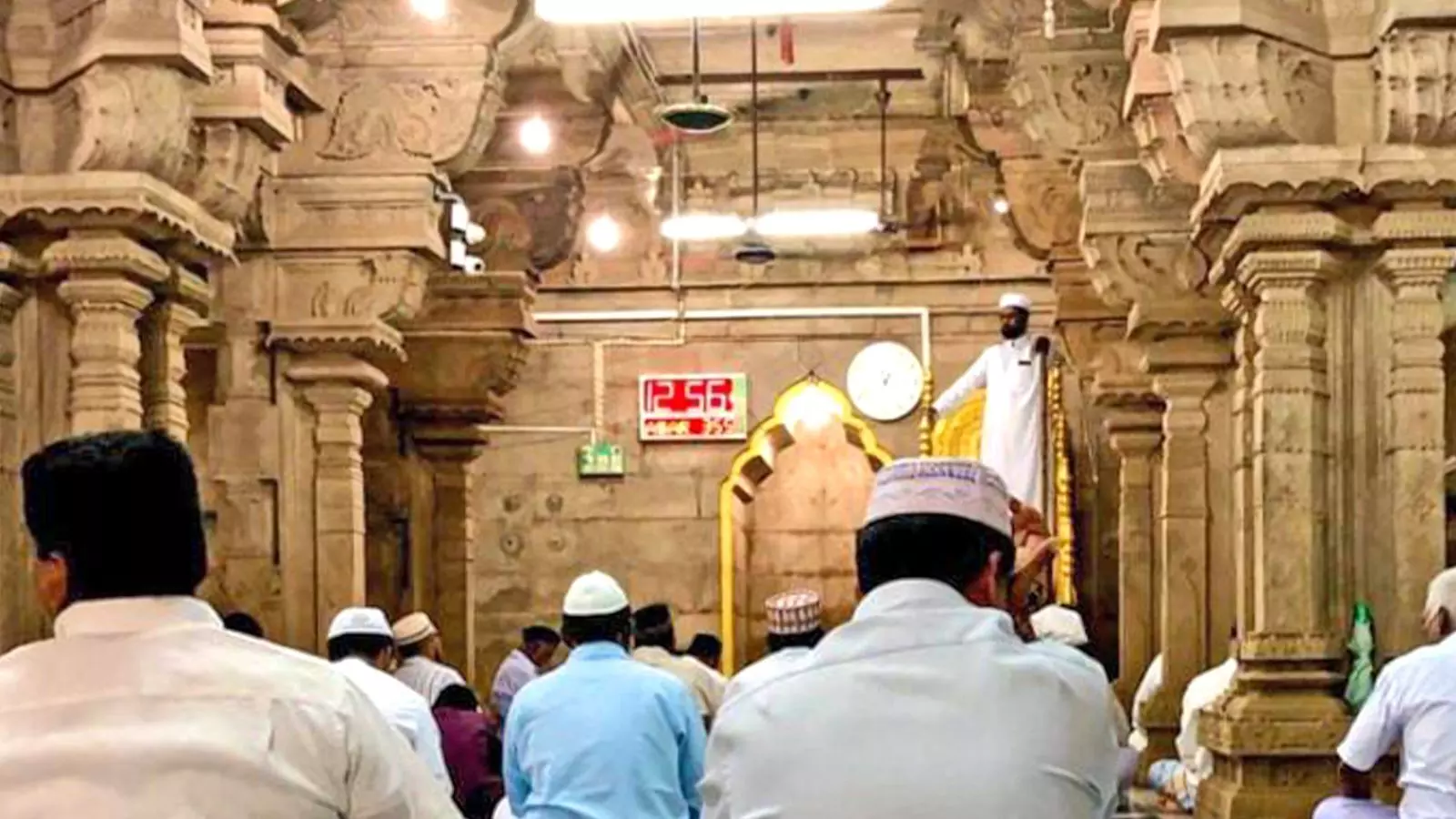 यहां किसी को शिकवा- शिकायत नहीं, मंदिर जैसी रचना में इस्लॉमिक प्रेयर