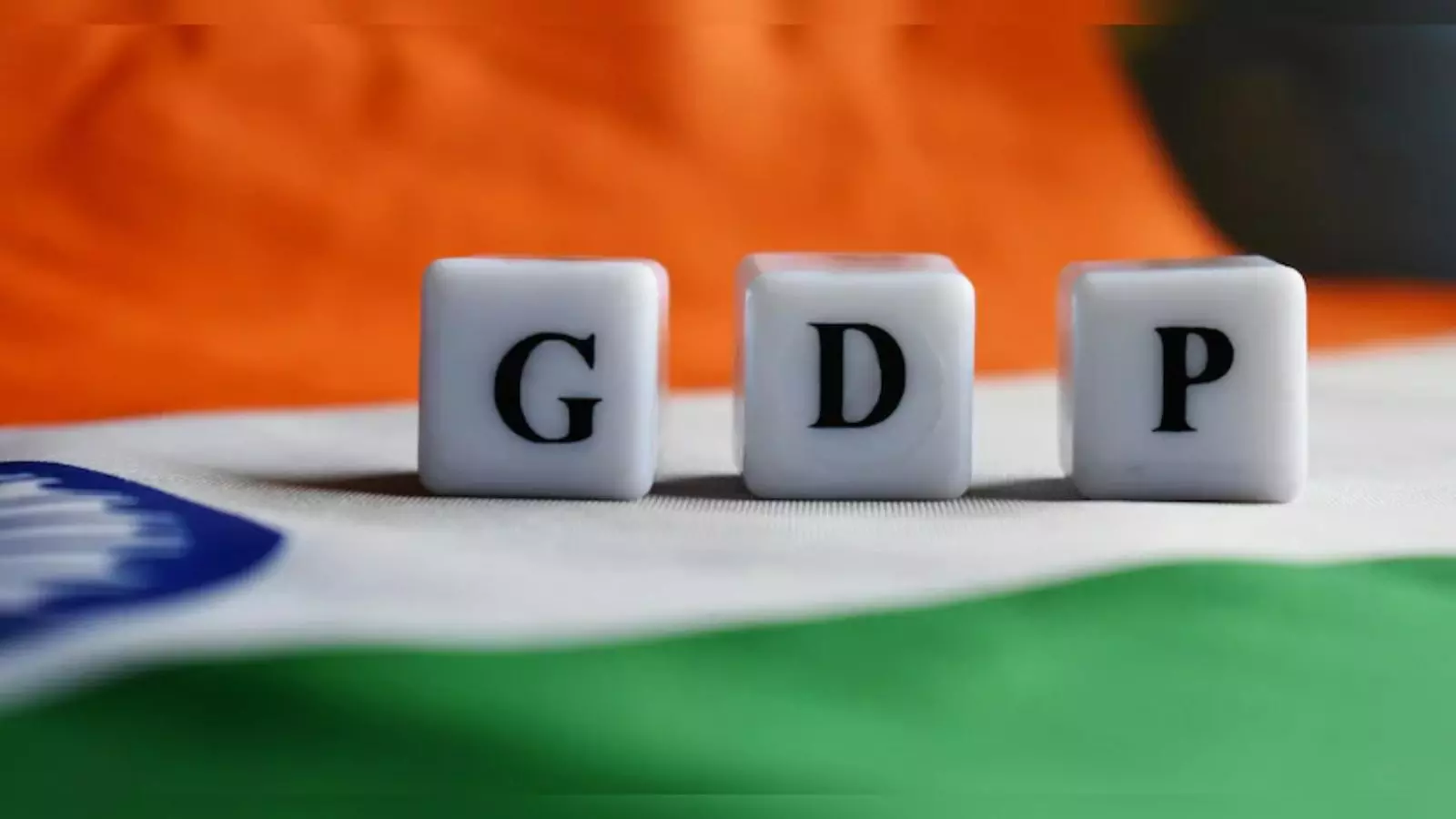 GDP में भारी गिरावट, मजबूत आंकड़ों की तलाश में केंद्र सरकार