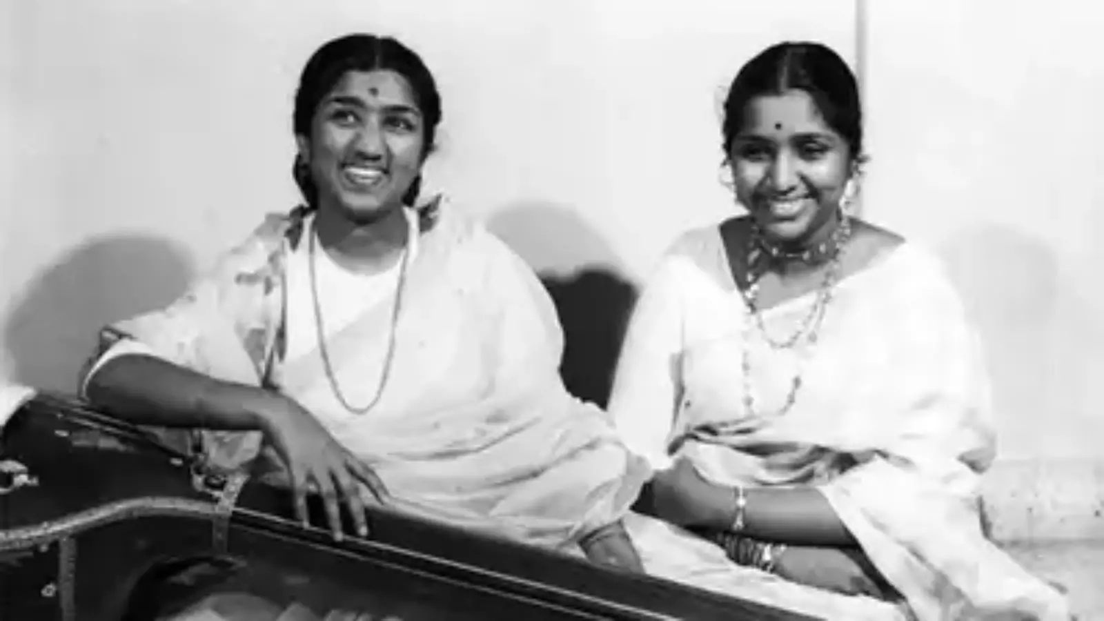 Asha Bhosle  ने किया चौंकाने वाला खुलासा, बताया क्यों लता मंगेशकर पहनती थीं सफेद रंग की साड़ी?