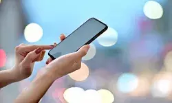 आईफोन के लिए घरवालों ने पैसे नहीं दिए तो लड़की ने अपनी कलाई काट ली