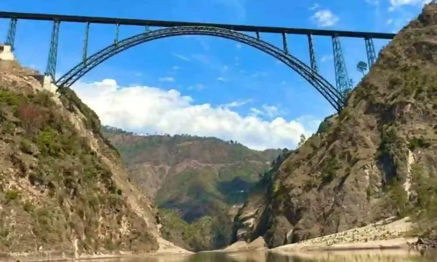 रेल की सीटी गूंजी, लेकिन घर अब भी दूर– कश्मीरी पंडितों की अधूरी वापसी