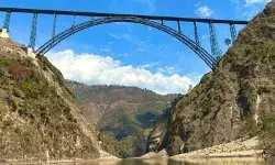 रेल की सीटी गूंजी, लेकिन घर अब भी दूर– कश्मीरी पंडितों की अधूरी वापसी