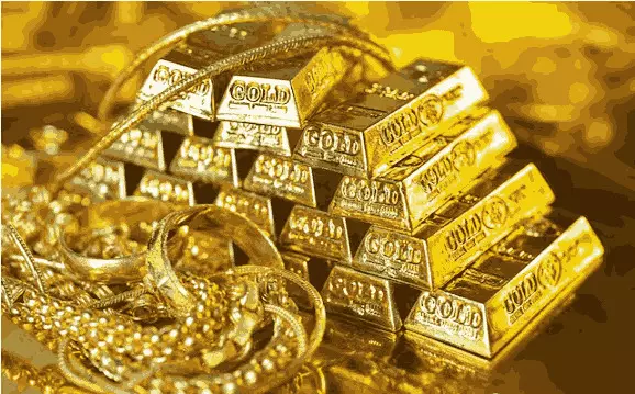 Gold prices cross Rs 1 lakh-mark for first time Gold prices cross Rs 1 lakh-mark for first time