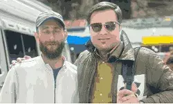 kashmiri local guide nazakat with bjp leader arvind aggarwal