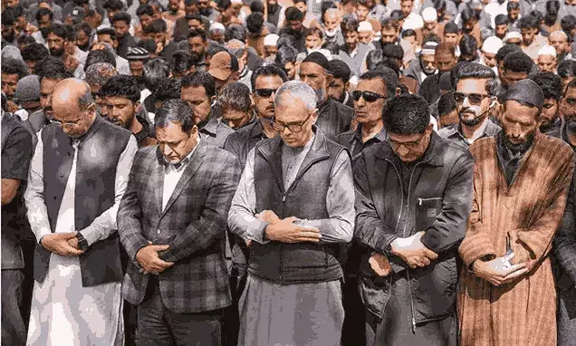पहलगाम नरसंहार : जिम्मेदारी केंद्र पर, नुकसान उमर को झेलना पड़ेगा J-K Chief Minister Omar Abdullah attends the funeral prayers of Syed Adil Hussain Shah