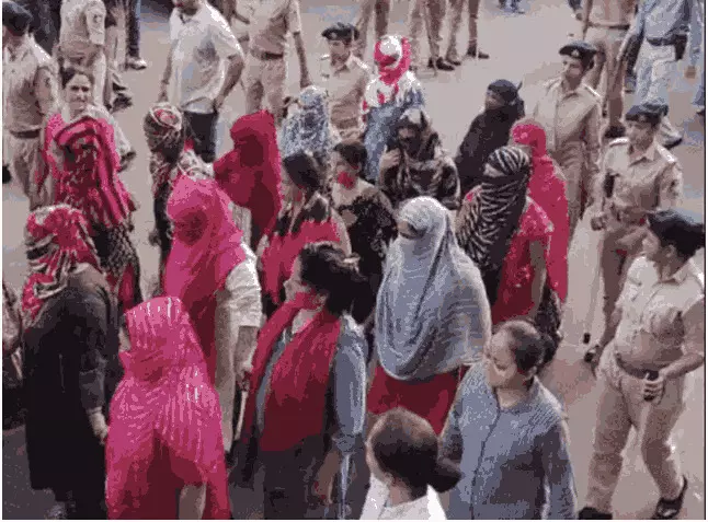 gujrat deports illigal bangladeshi gujrat deports illigal bangladeshi