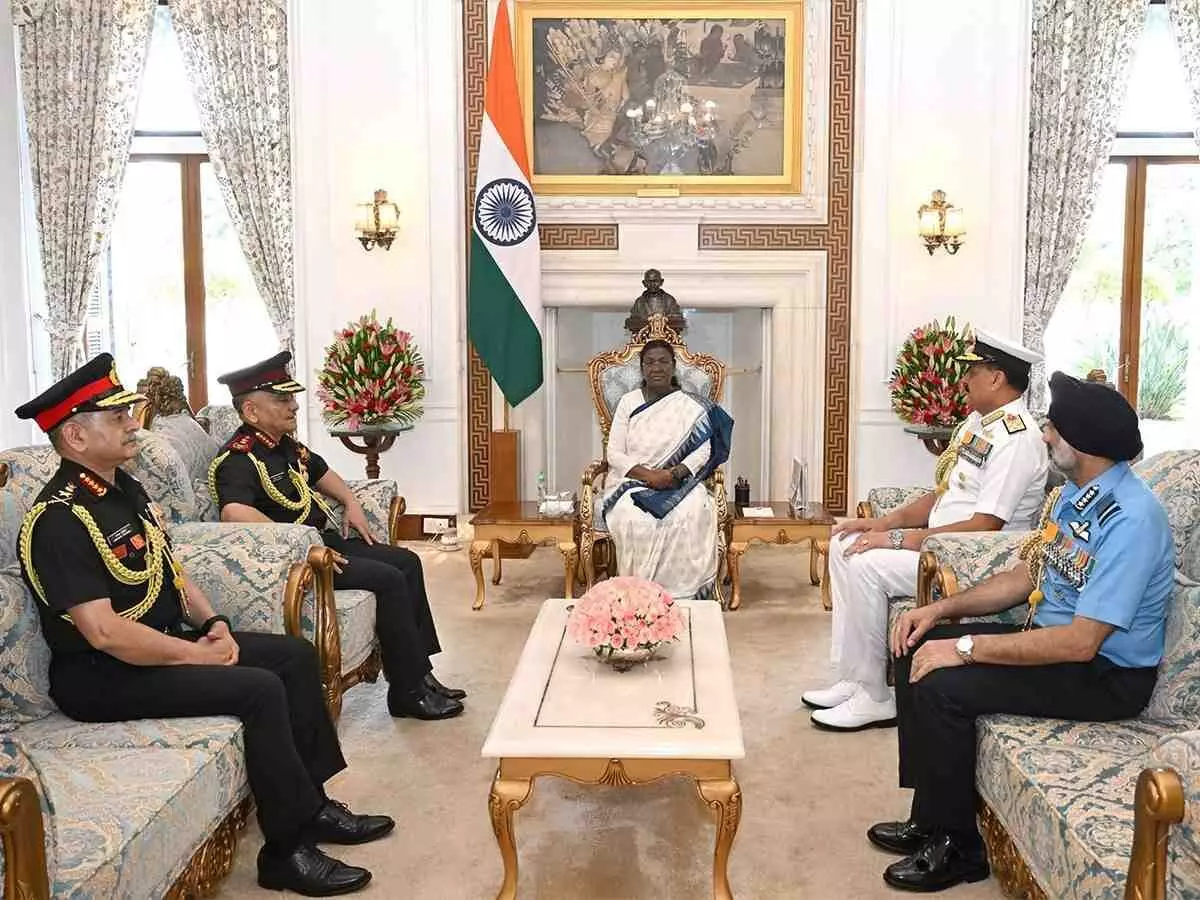 chieif of 3 armed forces meeting with president draupadi murmu chieif of 3 armed forces meeting with president draupadi murmu