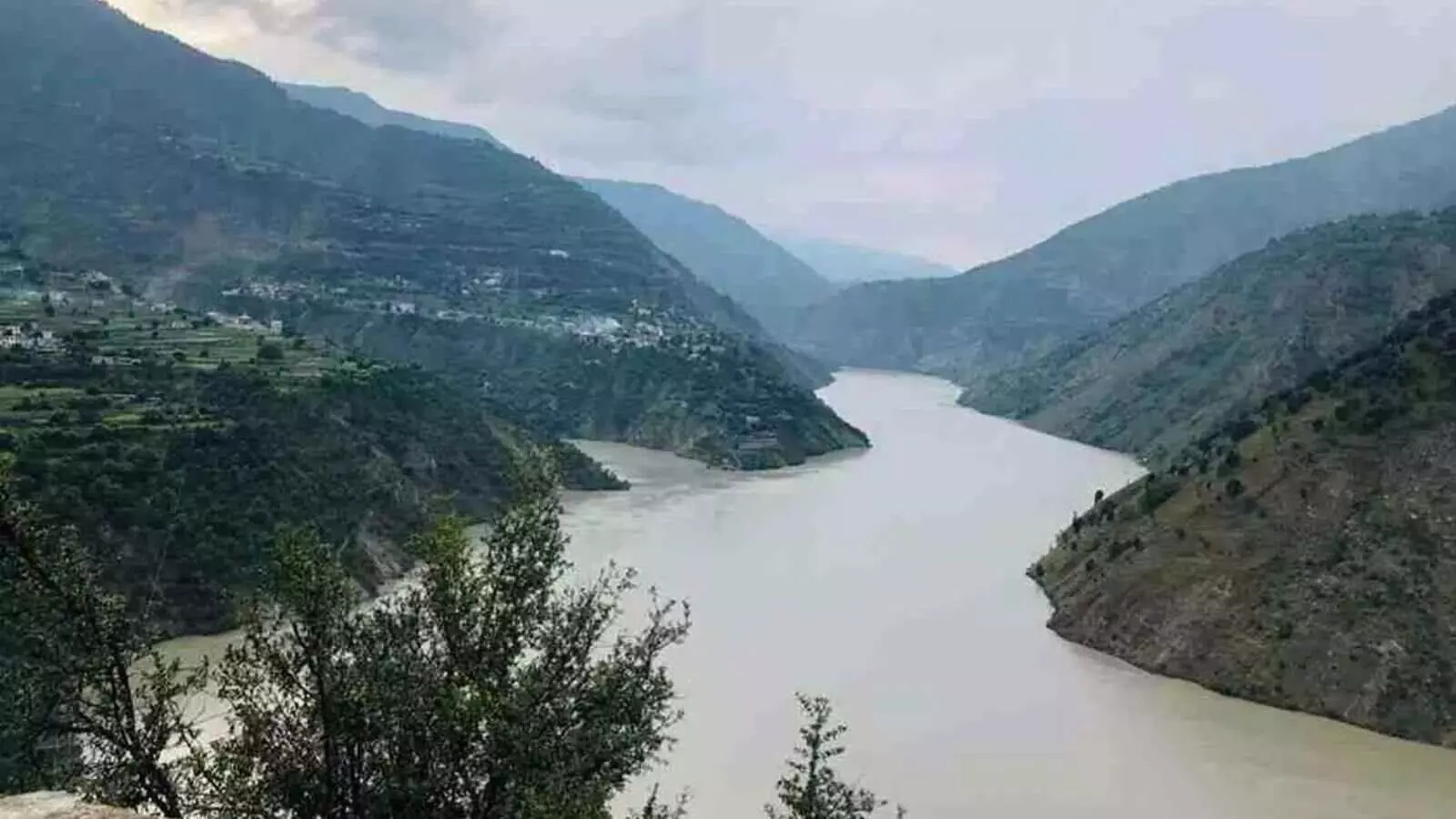 कूटनीतिक तनाव: भारत की पाकिस्तान को पानी की आपूर्ति कम करने का नया कदम कूटनीतिक तनाव: भारत की पाकिस्तान को पानी की आपूर्ति कम करने का नया कदम