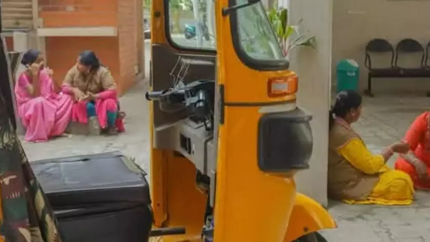 परिवार को संभालने और बच्चों को पढ़ाने के लिए टैक्सी और ऑटो चला रही हैं चेन्नई की महिलाएं परिवार को संभालने और बच्चों को पढ़ाने के लिए टैक्सी और ऑटो चला रही हैं चेन्नई की महिलाएं