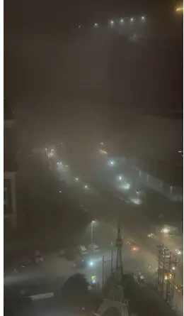 दिल्ली-NCR में भीषण आंधी-तूफान, बारिश; मेट्रो, बिजली, ट्रैफिक पर असर दिल्ली-NCR में भीषण आंधी-तूफान, बारिश; मेट्रो, बिजली, ट्रैफिक पर असर