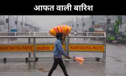 दिल्ली में बारिश बनी आफत, सड़कें बनीं दरिया, उड़ानों पर असर