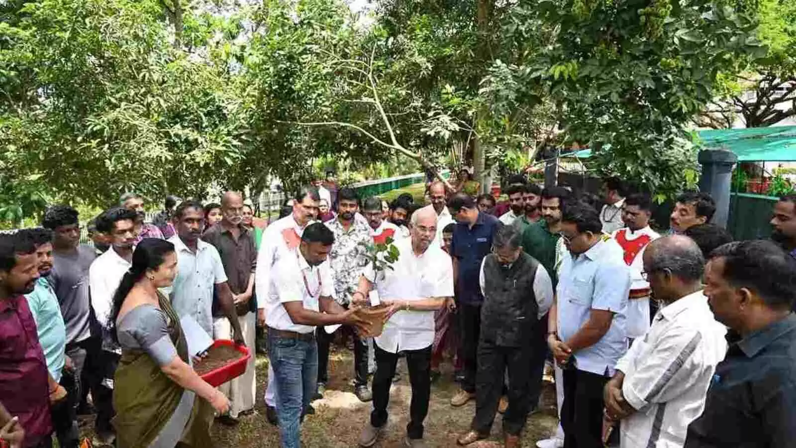 ‘भारत माता’ की तस्वीर पर विवाद: केरल के कृषि मंत्री ने राजभवन के कार्यक्रम का किया बहिष्कार ‘भारत माता’ की तस्वीर पर विवाद: केरल के कृषि मंत्री ने राजभवन के कार्यक्रम का किया बहिष्कार