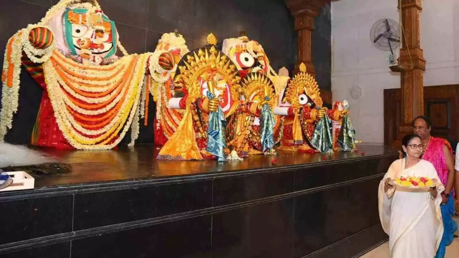 ‘महाप्रसाद’ के जरिए TMC का हिंदुत्व कार्ड? पश्चिम बंगाल में बढ़ता भगवाकरण ‘महाप्रसाद’ के जरिए TMC का हिंदुत्व कार्ड? पश्चिम बंगाल में बढ़ता भगवाकरण
