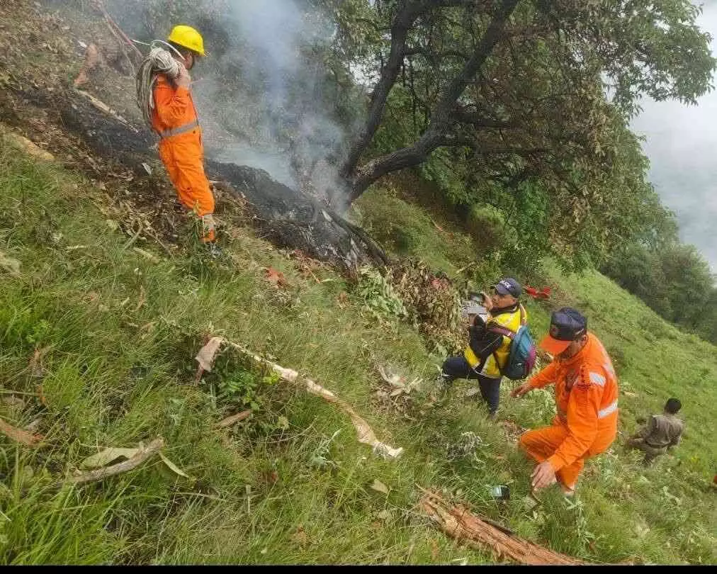 केदारनाथ धाम से लौट रहा हेलिकॉप्टर क्रैश, 7 लोगों की मौत केदारनाथ धाम से लौट रहा हेलिकॉप्टर क्रैश, 7 लोगों की मौत