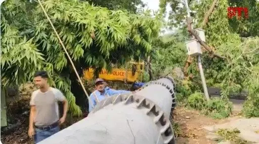 A tower collapsed in Safdarjung Enclave A tower collapsed in Safdarjung Enclave