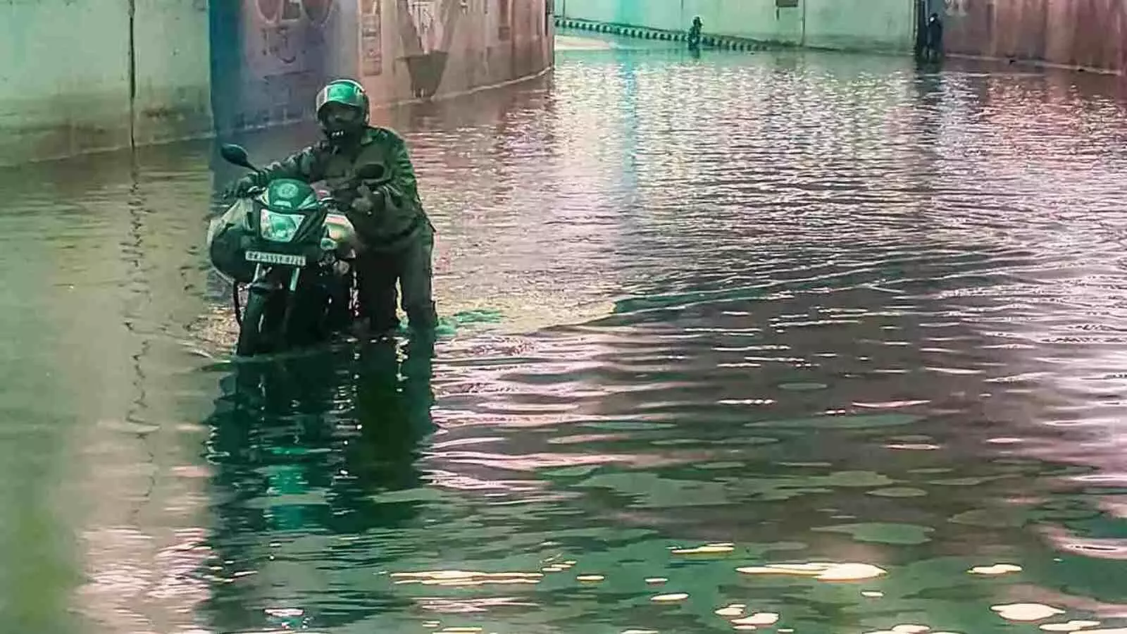 दिल्ली में बारिश के बाद बढ़ी मुसीबत, जलभराव; ट्रैफिक जाम और फ्लाइट डायवर्जन दिल्ली में बारिश के बाद बढ़ी मुसीबत, जलभराव; ट्रैफिक जाम और फ्लाइट डायवर्जन