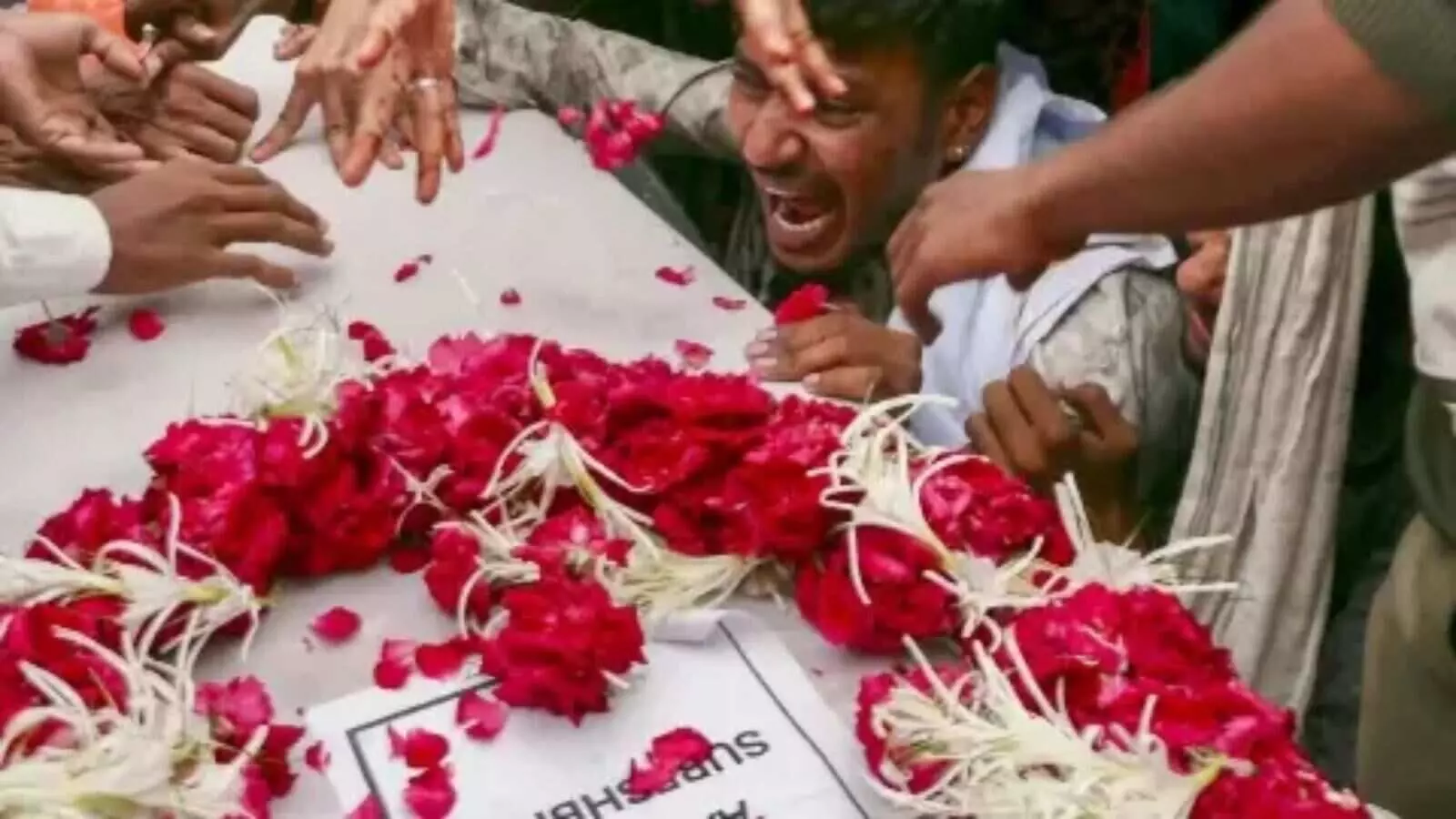 GROUND REPORT: अहमदाबाद विमान हादसे में अपनों को खो चुके परिवारों का दर्द GROUND REPORT: अहमदाबाद विमान हादसे में अपनों को खो चुके परिवारों का दर्द