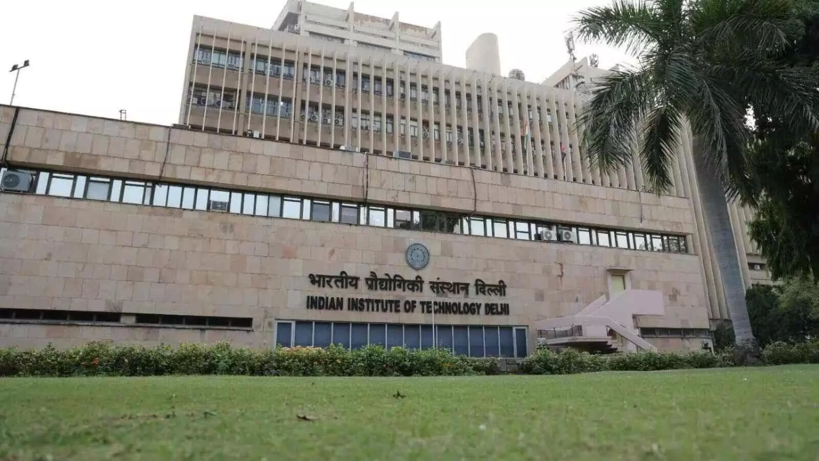 QS वर्ल्ड रैंकिंग: भारत की ऐतिहासिक एंट्री, फैकल्टी और विदेशी छात्रों की कमी बनी बड़ी बाधा QS वर्ल्ड रैंकिंग: भारत की ऐतिहासिक एंट्री, फैकल्टी और विदेशी छात्रों की कमी बनी बड़ी बाधा