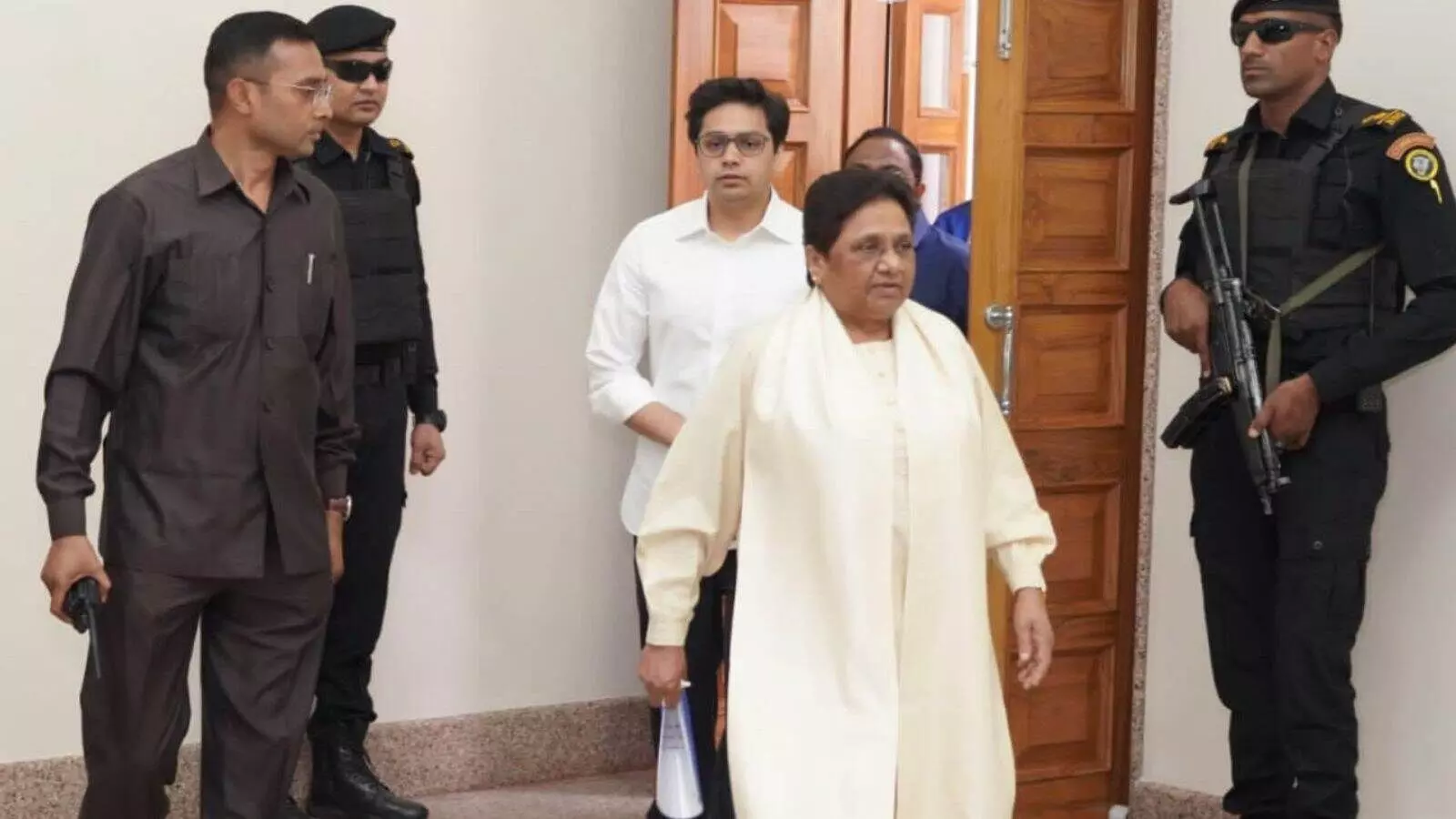 आकाश आनंद को बिहार में ज़िम्मेदारी- क्या यूपी चुनाव की है तैयारी? आकाश आनंद को बिहार में ज़िम्मेदारी- क्या यूपी चुनाव की है तैयारी?