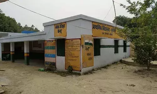 यूपी में स्कूलों के मर्जर पर विपक्ष ने सरकार को घेरा