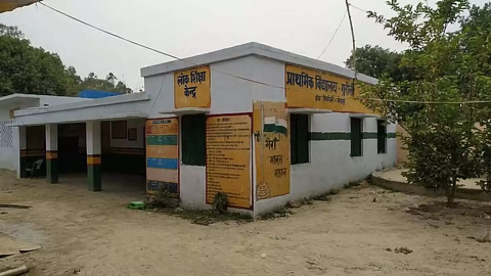 यूपी में स्कूलों के मर्जर पर विपक्ष ने सरकार को घेरा यूपी में स्कूलों के मर्जर पर विपक्ष ने सरकार को घेरा