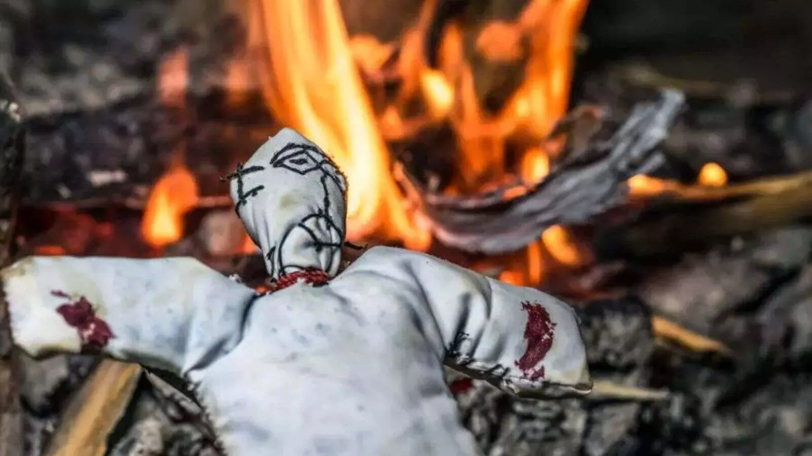 अंधविश्वास पर कानून नहीं बनाएगी केरल सरकार, राज्य में उठने लगे तीखे सवाल अंधविश्वास पर कानून नहीं बनाएगी केरल सरकार, राज्य में उठने लगे तीखे सवाल