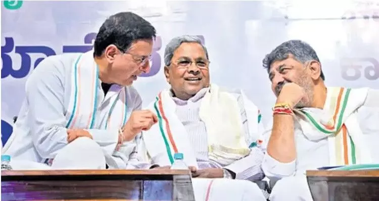 randeep surjewala with siddharamaiyah and dk shiv kumar