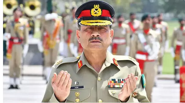 दुनियाभर में किरकिरी के बाद सफाई दे रहे पाकिस्तानी सेना प्रमुख मुनीर, चीन-तुर्किये के समर्थन से भी पलटे दुनियाभर में किरकिरी के बाद सफाई दे रहे पाकिस्तानी सेना प्रमुख मुनीर, चीन-तुर्किये के समर्थन से भी पलटे