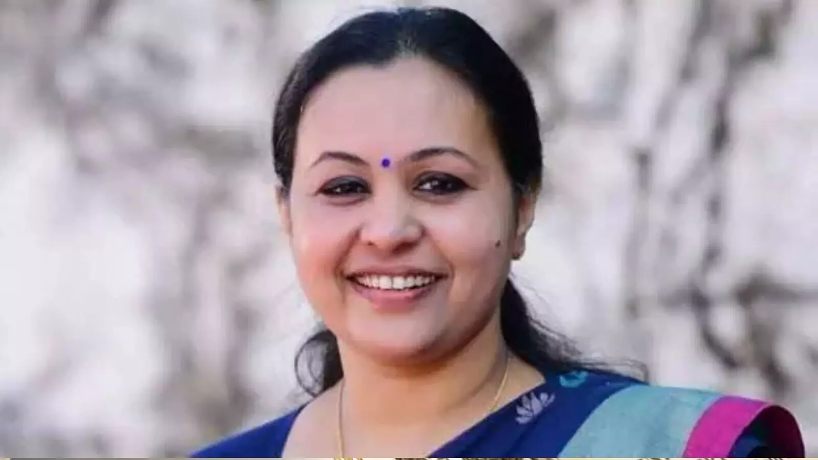 न्यूज़ रूम से सत्ता के गलियारों तक, वीणा की सियासी पारी पर उठते सवाल न्यूज़ रूम से सत्ता के गलियारों तक, वीणा की सियासी पारी पर उठते सवाल