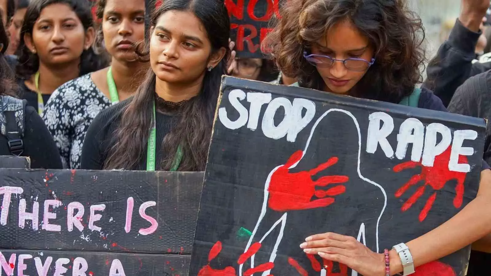 कोलकाता: IIM-C कैंपस में छात्रा के साथ दुष्कर्म की घटना, आरोपी छात्र गिरफ्तार कोलकाता: IIM-C कैंपस में छात्रा के साथ दुष्कर्म की घटना, आरोपी छात्र गिरफ्तार