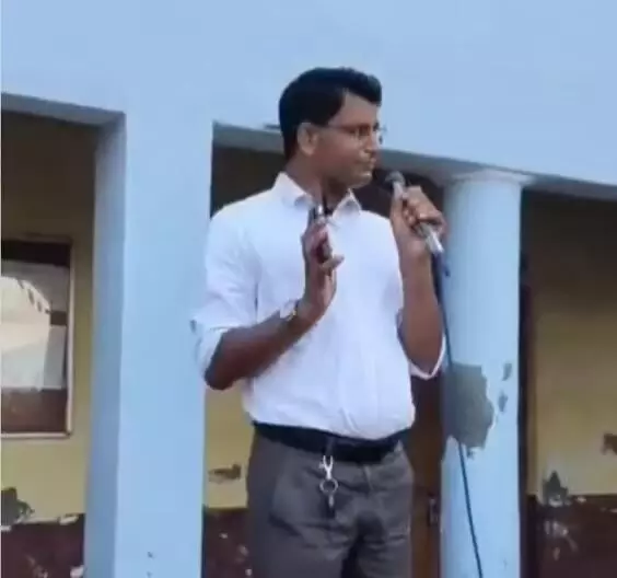 ‘कांवड़ लेने मत जाना’… शिक्षक की कविता पर भड़के संगठन, मुकदमा दर्ज़ ‘कांवड़ लेने मत जाना’… शिक्षक की कविता पर भड़के संगठन, मुकदमा दर्ज़