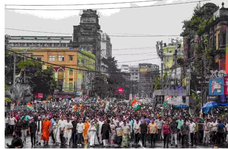 कोलकाता की सड़कों पर CM ममता बनर्जी का बीजेपी के खिलाफ प्रोटेस्ट मार्च, बंगाली कार्ड चला कोलकाता की सड़कों पर CM ममता बनर्जी का बीजेपी के खिलाफ प्रोटेस्ट मार्च, बंगाली कार्ड चला