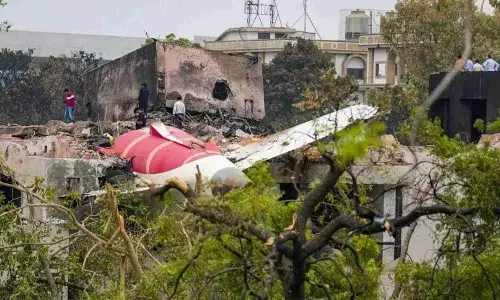 Air India हादसा: WSJ की रिपोर्ट में कैप्टन पर सवाल