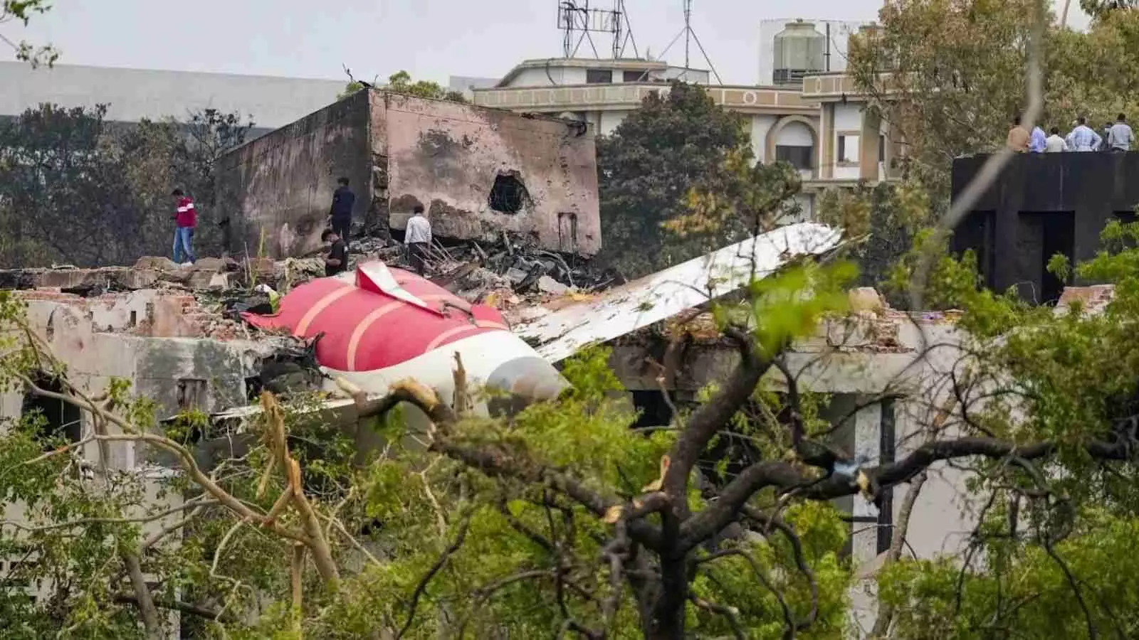 Air India हादसा: WSJ की रिपोर्ट में कैप्टन पर सवाल Air India हादसा: WSJ की रिपोर्ट में कैप्टन पर सवाल