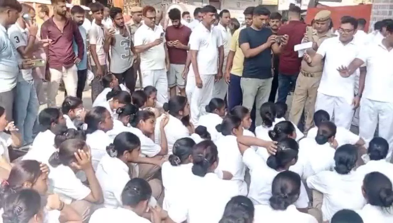गोरखपुर में पुलिस रिक्रूट्स से अभद्रता करने वाला पीटीआई निलंबित, प्रशिक्षुओं के हंगामे का बाद एक्शन गोरखपुर में पुलिस रिक्रूट्स से अभद्रता करने वाला पीटीआई निलंबित, प्रशिक्षुओं के हंगामे का बाद एक्शन