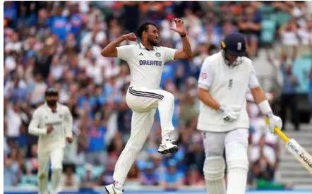 अब सोमवार को होगा ओवल टेस्ट का फैसला, इंग्लैंड जीत से 35 रन दूर तो भारत को चाहिए 4 विकेट अब सोमवार को होगा ओवल टेस्ट का फैसला, इंग्लैंड जीत से 35 रन दूर तो भारत को चाहिए 4 विकेट